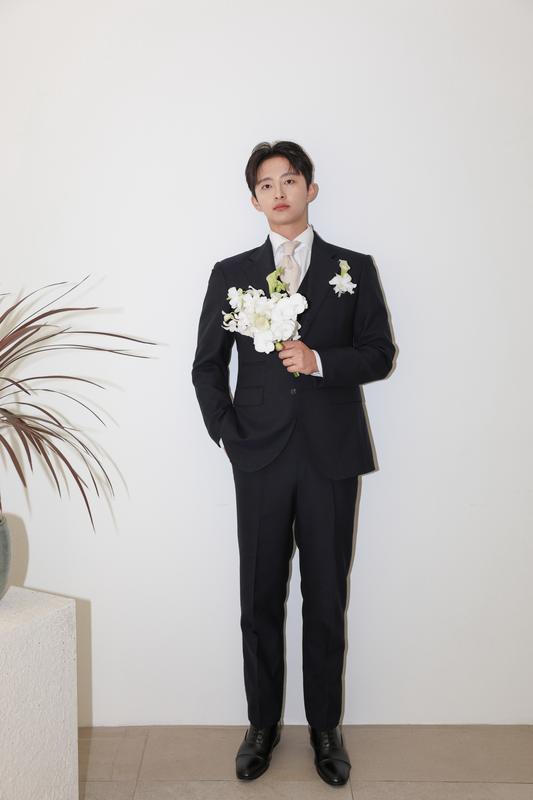 부토니에르를 단 웨딩 수트 차림의 신랑
